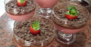 Receita de Mousse de morango com cobertura de chocolate, enviada por rayana campos - TudoGostoso