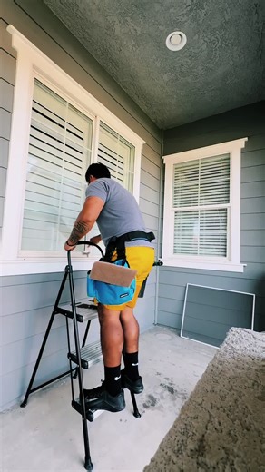Your friendly neighborhood window cleaner 😎 #windowcleaner #windows #dirtywindows #fresno #clovis