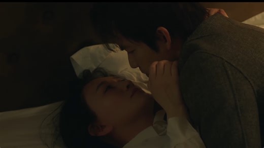 1.7M views · 11K reactions | The overbearing CEO can't hold back—he pins Cinderella down on the bed and kisses her, demanding she get a divorce right away!|霸道總裁控制不住把灰姑娘壓在床上親吻，要求灰姑娘馬上離婚！ #BecauseofLove #今生有你 #李小冉 #钟汉良 #都市爱情 #love #浪漫 #优酷 #霸道總裁 #热门 #电视剧 #恋爱 #中国电视剧 #爱情 | 中剧甜甜圈 | Facebook