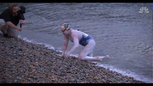 【Sarah Thomas 以超過54小時 橫渡英吉利海峽四次】 . 美國馬拉松游泳選手Sarah Thomas 是第一位一次橫越英吉利海峽四次的游泳者，之前只有四名游泳運動員不停地穿過英吉利海峽三次，很難想像她才剛在2018年完成乳腺癌治療，並將這次破紀錄的海峽游泳獻給其他癌症倖存者。四次橫越英吉利海峽的直線總距離是80英里（129公里），但是海峽的潮汐拉動使距離增加了60％以上，這意味著她這次挑戰游泳了近130英里（209公里）。 影片來源:WNBC 相關文章: 【Oceans Seven 世界七大海峽挑戰】 https://www.facebook.com/swimdodo/posts/2253762781535549 | 游泳多多