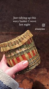 To leave the tassels or not? Not sure whether I like the cattail trim at the top or not, I shall see how I feel about it later 🤨 for now I’m enjoying the sun shining through into the workshop making everything look beautiful and warming up my chilly hands. Wavy basket woven from - Cattail, Yellow Flag Iris, Spruce bark and Willow bark 🍂 | Foraged Fibres