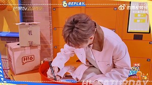 23 reactions | [VIETSUB] XIN CHÀO THỨ BẢY: QUÀ CỦA UÔNG TÔ LANG Không ai cả: Uông Tô Lang: Tặng gương cầu lồi vì nghĩ mọi người đi đường nhìn thấy cái này thì sẽ rất muốn selfie =)))) Món quà rất "lồi ra", hóa ra là mang nghĩa đen =)))) Chả hiểu sao anh ta nảy số ra được cái này 沈 | Đài radio của Uông Tô Lang | Facebook