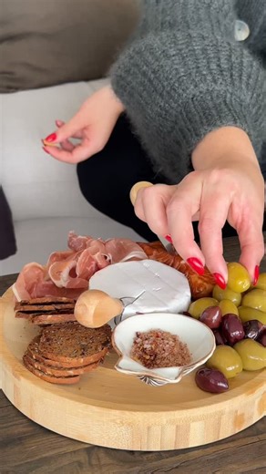Christmas platters don’t have to be complicated - just 𝘥𝘦𝘭𝘪𝘤𝘪𝘰𝘶𝘴. 🎄✨ Here’s your inspo for a platter for two that still feels like a celebration. Snacks, olives, cheese, and a little bit of Christmas magic. 🧀🫒 Our three Christmas Gift Boxes are now live - pick the one that suits your holiday hosting! Shop the site, you wouldn’t wanna miss this 😉🎁🎀 | Kiwi Artisan