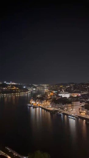 今日は、夜景を見るツアーに参加した。ドウロ川の夜景。やはり圧巻だった。#ポルトガル旅行　#ポルト　#ドウロ川の夜景