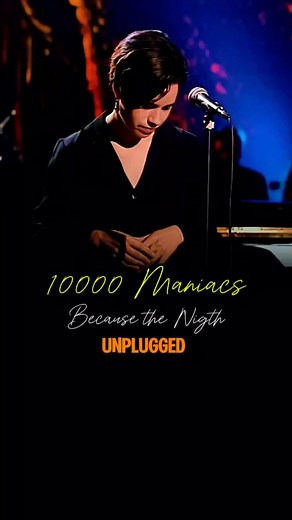 La agrupación legendaria 10,000 Maniacs se presenta en un escenario íntimo para su aclamado Unplugged, interpretando la emotiva canción