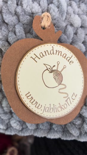 Háčkované čepice jsou zpět ve spoustě barev a velikostí 😉 Zas o něco víc tepla, barev a radosti na prodejně v Koryčanech. Přijďte si vybrat tu svou – a pokud chcete extra šmrnc, můžete si rovnou přikoupit bambuli 🤗 📍 Náměstí 152, Koryčany 🕰️ Otevřeno jako obvykle – a čepice čekají! #hackovani #crochet #cepice #handmade #knitting #haberdashery #hackovanacepice #korycany #jablicko17 #galanterie #cap #caphandmade #zimnistyl #barevnaradost #ceskevyroba #teplodomova @janka_sporty_zabava | Ručně p