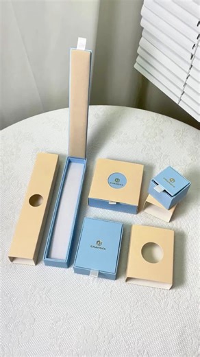 The textured surface is paired with a customizable gold stamping logo, making it a high-quality jewelry box within reach. #jewelrybox #fliptopbox #customjewelrybox #texture #packagingdesign