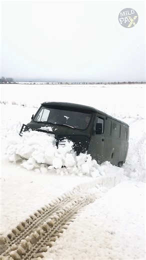 How to Get a Car Out of Being Stuck in Snow ❄️🚗 The Forward-and-Back Technique Explained Getting stuck in snow is frustrating—but spinning your tires will only make it worse. One of the most effective and safest methods is the forward-and-back (rocking) technique. Here’s how to do it properly: Clear the area first Use a shovel to remove snow from around all four tires and under the car if possible. This gives you space to move. Straighten the wheels Straight wheels give maximum traction. Turnin