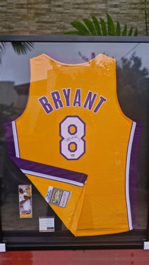 Prince of Sneakers 🏀 🐍 - Sneakers para Basquete on Instagram: "Algumas peças não são apenas colecionáveis. São capítulos da história do esporte. Principalmente quando se trata de algo referente à um jogador TOP 3 🔥 Jersey Kobe Bryant #8 *Autografada ✍️ *Certificada pela PSA *Com o ingresso original físico do dia do autógrafo. Preservada e enquadrada com excelência pela @fastframe_santoandre , do jeito que um legado merece. Isso não é decoração. É memória em exposição. &#x