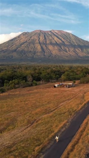 On The Way Melali [Official] on Instagram: "Ini dia salah satu padang savana tercantik di Karangasem! Yaps! ini adalah Savana Nusu, tempat di mana Gunung Agung terlihat begitu jelas. Padang rumput di sini kadang berubah warna menjadi kuning dan hijau, tergantung musim. Tips untuk kamu yang ingin berkunjung: saat musim kemarau, rumput akan berubah menjadi kuning kecokelatan. Datanglah pagi sebelum jam 8 atau sore sebelum jam 6 agar bisa menikmati matahari terbit atau terbenam tanpa terlalu panas!