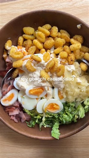 Crispy gnocchi caesar salad 🤤 Instead of using croutons I made some crispy air fryer gnocchi 🔥 seriously such a tasty salad!! ingredients: 500g gnocchi 1tsp garlic powder 1tsp onion powder 1tbsp olive oil salt — Add gnocchi to a bowl and season. Air fry at 180°c for 10-12 minutes or until golden, tossing halfway. 1 head of cos lettuce 5 slices of bacon, pan fried 5 hard boiled eggs 1/2 cup parmesan cheese Dressing: 2 heaped tbsp greek yoghurt 1tsp dijon mustard 1tsp minced garlic juice of half