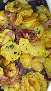 My favorite kind of waru. So flavorful and delicious. My kids really love it . We pair them with everything. Goat meat, chicken, minces meat, fish you name it . Fry your potatoes, fry your onions then mix everything and season with salt or your favorite seasoning like paprika or the chip seasoning. Sometimes I add a little soy sauce. Today, sautéed potatoes remain a beloved side dish in homes and restaurants around the world. #kuiskitchen #kuiskitchenhome #homemade #sautepotatoes | Kui's Kitchen