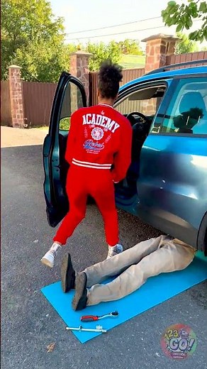 おじいちゃんの面白い自動車修理工のイタズラ！🚗😂✨ 彼は最高のトリックを持っています！#123go