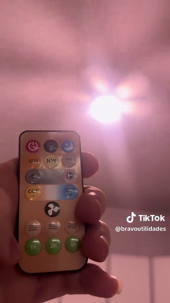 💡🌬️ Transforme qualquer ambiente com praticidade! O Ventilador de Teto com Lâmpada é instalado diretamente no bocal da lâmpada, sem complicação. Possui 6 pás, excelente ventilação e iluminação potente com 3 modos de luz: branco, amarelo e azul. Ideal para quartos, cozinhas, escritórios e muito mais. Mais conforto, economia de espaço e instalação super fácil. Garanta já o seu! #ventilador #viral #utilidades #fyp #promoção