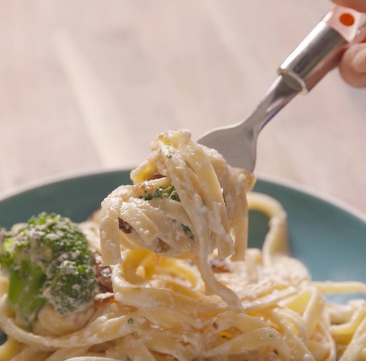 SKINNY FETTUCCINE ALFREDO will save you so much money on those "healthy" freezer meals: http://dlsh.it/0wtZjLH FULL RECIPE: http://dlsh.it/T7ME2qI | Delish