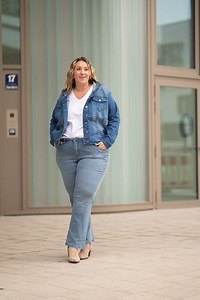 Heute stellt euch Verena Wunderbar ihre sheego Denim-Styles vor. 💙 Das tolle ist, die Jeans, die sie trägt, sind auch in drei Längen erhältlich und gehören zur Passt-mir-Garantie.😍 Verena findet "Mega bequem, super Passform und dazu auch noch richtig stylisch." ✨ Styles shoppen: https://og2.me/FB8_denim_bestform 👖💙 #sheego #greatstylesforgreatsizes #thecurvescompany #denim #deniminbestform #jeans #denimlook | sheego