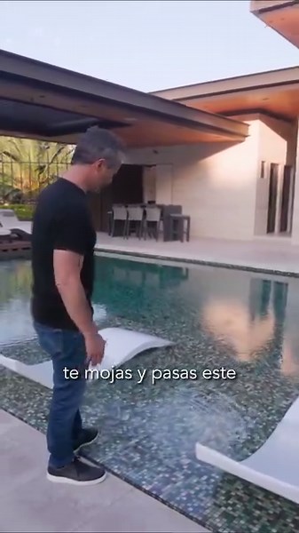 283K views · 1.2K reactions | En las albercas de rebose que construimos, nos gusta dejar un espacio ancho, ya que es la acceso a la alberca  #alberca #pool #lujo #arquitectura | Albercas Aqua | Facebook