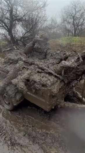 OʀMɪʟɪᴛᴀʀɪsᴍ on Instagram: "During World War II, German and Soviet armies called it “rasputitsa.” When the rains began, roads disappeared, tanks could no longer move, supply lines stalled, and the wounded could not be evacuated. What looked like a clean line on a map turned into a sticky, heavy, suffocating sea of mud in real life. Technology fell silent, and human suffering spoke. The 2020s. Satellites exist. Drones exist. Precision weapons exist. Yet in eastern Ukraine, the same mud still prev