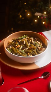 A Natale siamo tutti più buoni, soprattutto in cucina! Oggi celebriamo i sapori più avvolgenti della stagione con un piatto che profuma di casa e di festa. Chef Massimo Buono ha creato una ricetta che è pura magia tra autunno e inverno: Penne al Cavolfiore Felicia con funghi cardoncelli, timo e castagne arrosto. Morbido, aromatico, croccante: un equilibrio perfetto tra comfort e carattere. 🎄 Un primo che scalda, sorprende e porta subito l’atmosfera delle feste in tavola. Guarda il reel e lascia