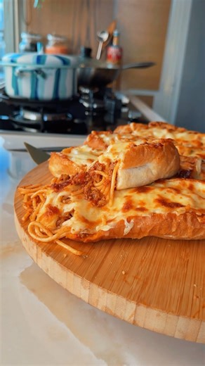Spaghetti bread? 🥖🍝 . . . . . . . . . . . . . . #abirzkitchen #spaghetti #bread #recipe | Abir e sag
