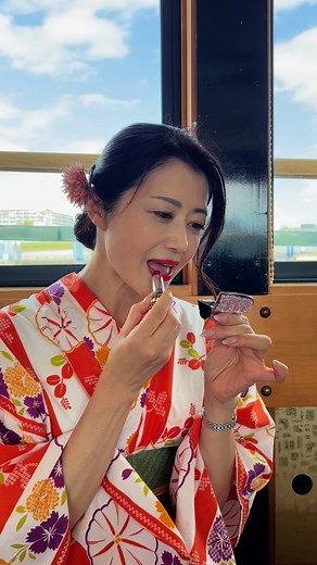 ソアラ on Instagram: "麻妃さんのキスマーク入りサイン💙 様々なイベントで頂けます💙 素晴らしいファンサービスです(^^)💙 ファンで良かったと思うひととき💙 #北条麻妃 ※写真集ぜひぜひ💙"