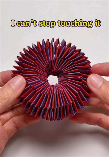 This paper toy is more satisfying than a fidget spinner Made from just paper strips, but I seriously can’t stop playing with it. Would you try this? #paperfidget #oddlysatisfying #diyfidget #papercraft #antistress
