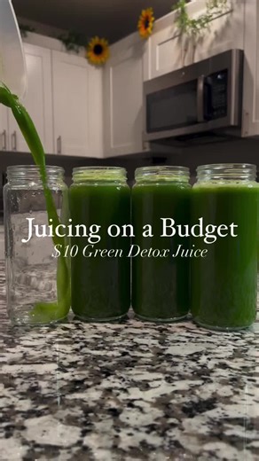 Juicing on a budget: $10 Green detox juice ☺️ Recipe: 1 Bunch of Kale 1 bunch of spinach 2 stalks of celery 2 Honey Crisp Apples .25 lb (half cup) of Ginger 2 cucumbers Makes about 56 oz (my bottles are 16oz) These ingredients were under $10 for 4-5 days of juice! This is perfect if you want to make green juice for the week or want to drink them all in one day for a quick detox💚 Want to see more low cost juice recipes? Let me know in the comments☺️ #juice #juicing #greenjuice #detox #budget #fy