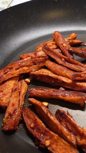 Vegan Hacks Pod on Instagram: "Vegan Bulgogi 8 ounces of vegan meat/seitan/firm tofu 1 ts mushroom powder 3 tbsp Soy Sauce 1 tbsp brown sugar, 1 ts gochugaru (red chili flakes) 1 ts sesame oil 2 green onions 2 cloves of mince garlic Crushed seseme seeds #veganbulgogi #vegankorean #plantbased #veganmeat #veganhackspod"