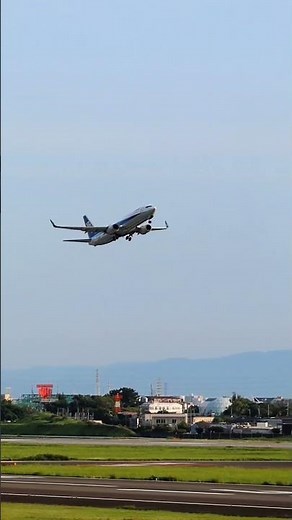【伊丹空港・大阪空港】やっぱり飛行機は離陸シーンでしょ♪夕暮れ時、大阪のビル群を背に離陸するB737！
