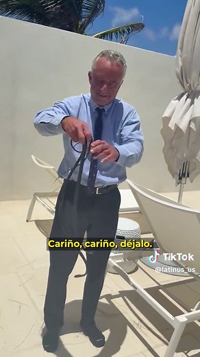 Robert F. Kennedy Jr., secretario de Salud de EUA, publicó un video en el que retira con las manos dos culebras corredoras de un patio en Mehmet Oz, Florida. En la grabación, su esposa Cheryl Hines le pide que las suelte mientras los reptiles lo muerden; medios señalan que esa especie no es venenosa. #Latinus #InformaciónParaTi