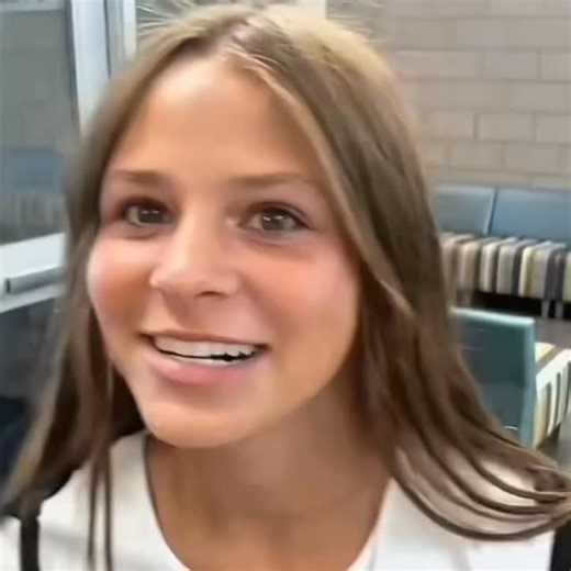 @lobotomy_brain on Instagram: "日本利用压电瓷砖将脚步转化为电能。这些瓷砖捕捉来自你脚步的动能。当你行走时，你的重量和动作会对瓷砖产生压力。瓷砖会轻微弯曲，从而产生机械应力。瓷砖内部的压电材料将这种应力转化为电能。每一步都会产生少量电荷，而数百万步结合在一起就能产生足够的电力来驱动 LED 灯、数字显示屏和传感器。在像涩谷车站这样繁忙的地方，每天大约有240万个脚步为这一系统作出贡献。这些电能可以被储存或立即使用，从而減少对传统电力来源的依赖，并支持可持续的城市基础设施。这种方法将日常运动转化为实用的可再生能源。 #日本 #知识＃事实#你知道吗推荐 科技创新历史＃技术 实验 热门"