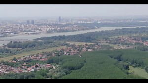 Za Revu su znali svi oni koji od prirode nisu otpali. To je jedinstven prostor gde je Dunav crtao mape za opstanak ne samo životinjskog i biljnog sveta već i čoveka kome je priroda data da je čuva. Ovo je zapravo priča o savremenim tekovinama ljudskog odnosa prema jednoj od poslednjih oaza autentične prirodne sredine, kao i o ljudima koji su prostore bare Reve branili od nagomilanog otpada. Tu, na par kilometara od centra nekad Beloga grada ili, metaforično rečeno, na par koraka preko Dunava, s 