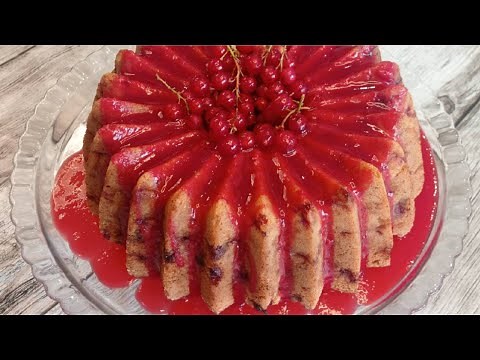le fameux gâteau au fruit rouge 😋 accompagné d'un coulis au groseilles