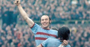 On This Day | Pop Robson hat-trick cuts down Blades - West Ham United FC