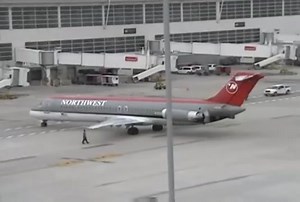 240K views · 3.5K reactions | Northwest Airlines DC-9 power-back  by Bazukavia #deltaairlines #aviation #avgeek | Airways Magazine | Facebook