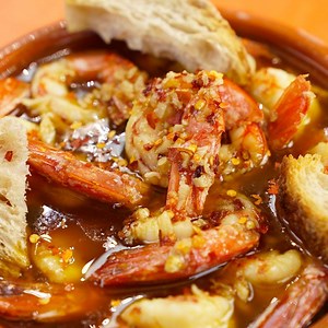 928K views · 3.4K reactions | Questa sera cena spagnola a base di tapas, cominciamo con gambas al ajillo. Alzate il volume, questa è musica! FIESTA!! | Chef in Camicia | Facebook