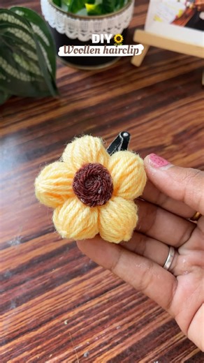Diy woollen hairclip 🌻#woollen #diy #hair #asthetic #creative #ytshorts