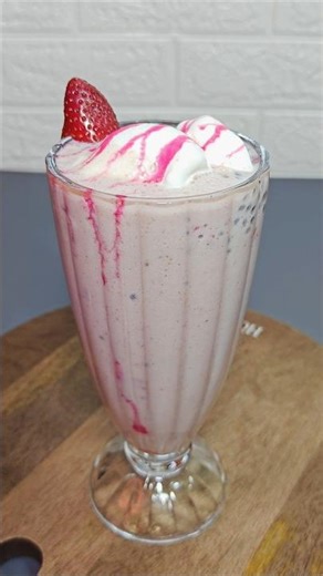 Strawberry 🍓 Milk Shake #milkshake #strawberry #explorepage #viral #trendingnow #easyrecipe #tasty