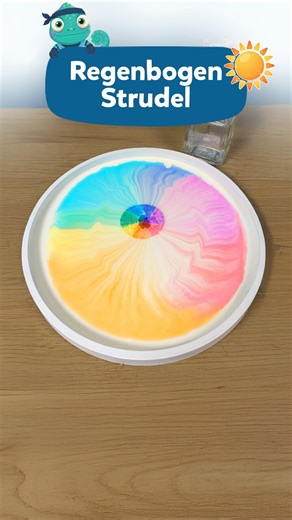 Modolino | DIY Experimente für Kinder on Instagram: "DIY Experiment für Kinder: Regenbogen Strudel mit Wattepads 🌈 Ihr braucht eine schnelle Beschäftigung für Regentage? Dann probiert mit euren Kids unbedingt dieses super einfache Farbenspiel aus! 💧✨ 🔬 So wird's gemacht: 1️⃣ Nehmt runde Wattepads und lasst eure Kleinen diese mit Filzstiften richtig bunt bemalen, viele Punkte von innen nach außen. 2️⃣ Füllt eine flache weiße Schale mit Vollmilch, sodass der Boden gut bedeckt ist. 3️⃣ Gebt eine