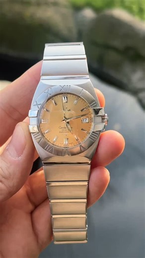 Elvin_Vintage on Instagram: "• OMEGA Constellation Double Eagle • Referans: 1503.30.00 • Kasa çapı: 38 mm (entegrasyonlu tasarım ile bilekte daha büyük duruş) • Çelik kasa ve entegre çelik bilezik • Champagne ton kadran • Roman rakamlı ikonik Constellation bezel • Omega Co-Axial Chronometer otomatik mekanizma (Calibre 2500) • Şeffaf arka kapak — mekanizma izlenebilir • Saat 3 yönünde tarih göstergesi • 100 metre su geçirmezlik • Constellation serisinin karakteristik “griffes” kasa tasarımı Omega