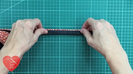 TeresaDownUnder🇦🇺🇪🇸 on Instagram: "I made this video tutorial to show how easy it is to make flange binding and to finish the quilt for my book tour QAL. The fabric requirements for the binding are listed on page 23 of my book, Turnabout Patchwork. Simple quilts with a twist. You can, of course, make the binding the traditional way, but if you’d like to try something a bit different, faux piping(also called a flange) adds a lovely finishing touch to any quilt. Watch the full tutorial on my b