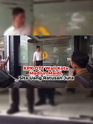 *KPK OTT WALI KOTA MADIUN MAIDI, SITA UANG RATUSAN JUTA* Komisi Pemberantasan Korupsi (KPK) melakukan operasi tangkap tangan (OTT) terhadap Wali Kota Madiun, Jawa Timur, Maidi. Penangkapan dilakukan pada Senin (19/1/2026) dalam sebuah operasi penyelidikan tertutup. KPK mengamankan total 15 orang dalam operasi tersebut. Dari jumlah itu, sembilan orang dibawa ke Jakarta untuk pemeriksaan lebih lanjut, termasuk Maidi. “Benar, hari ini tim sedang ada kegiatan penyelidikan tertutup, dengan mengamanka