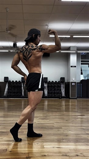 Finishing touches on my posing routine #bodybuilder #bodybuildingmotivation #gym #progress