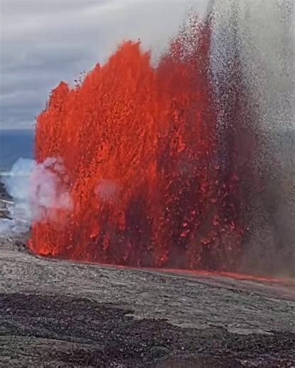 🚨🇺🇸#BREAKING | NEWS ⚠️The National Weather Service has issued a Warning ‼️ after Mount Kilauea in Hawaii has erupted again episode 44 is erupting right now sending ash and gas lava into the atmosphere and the ground. The national weather service is asking people to stay down wind of the ash fall this can cause fine particulates to get into the lungs and eyes stay sheltered in place.
