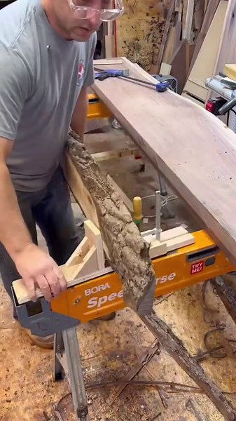 Vertical supports help with live edge debarking #woodworking #woodworkingtools #slabs