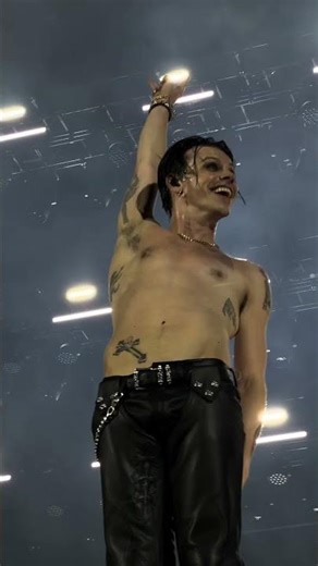 our crowd control wizard ‪@yungblud‬ #yungblud #yungbludarmy #blackheartsclub #rock