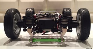 手作業で自作RCカーを製作する様子