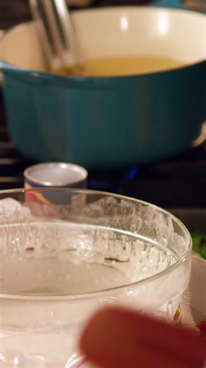 75K views · 990 reactions | The easiest  way  to  know if oil is hot #RRatHOME #fyp #TikTokRecipe #cookingtips #tiptok | Taste Riot | Facebook