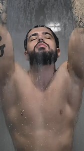 Wedding outfit with grey suit side parted hairstyle. • grey suit: It is a very versatile color and will make us look very good, in addition to black and blue, this color is very good in suits. • black dress shirt. • A watch is a basic accessory that helps a lot to improve the outfit. • hairstyle with styling gel pacinos I prefer to do the line diagonally because it gives it a more old money style and I like the way it looks. • perfume megamare. • black loafers Obra: Primera Clase, SE Música de h