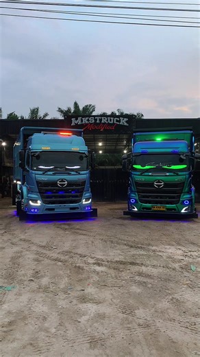 Car Meet Up in Payakumbuh: Showcasing Modified Trucks